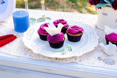 Düğün süslemeleri. Çiçek şeklinde kekler.