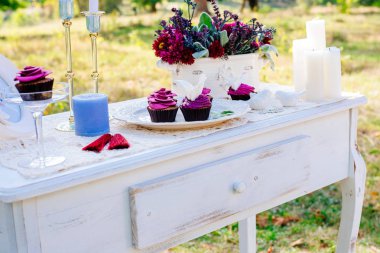 Düğündeki dekor. Çiçek şeklinde keklerle.