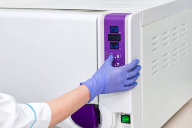 Hemşire sterilizasyona başlıyor.