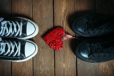 Spor ayakkabıları arasındaki süslü kalp.