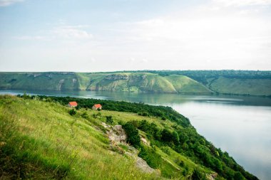 Nehrin ve kulübelerin güzel manzarası