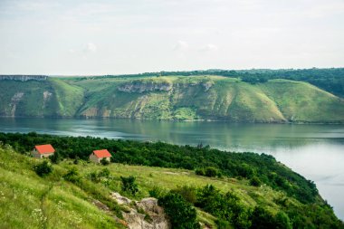 Nehir kıyısındaki kulübeler