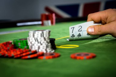 Pokerde şanslı el değil.