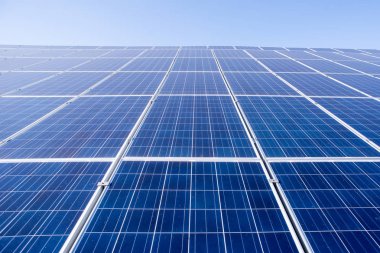 Açık havada güneş panelleri 