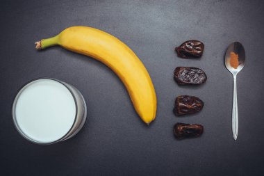 Smoothies hazırlanması için ürünler. Milk shake muz ve tarihleri ile