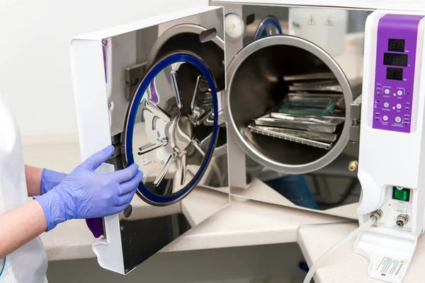 Der Arzt Sterilisiert Instrumente Speziellen Geräten Der Klinik — Stockfoto