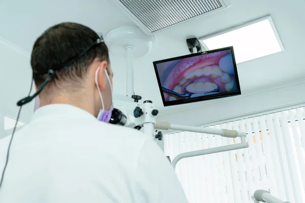 Medico Dentista Utilizza Microscopio — Foto Stock