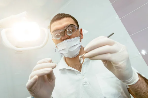 Odontoiatra Con Attrezzi Esame Dei Denti Dei Pazienti Presso Studio — Foto Stock