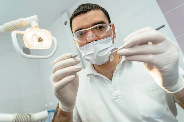 Manlig Tandläkare Med Verktyg Som Kommer Att Göra Undersökningen Patienternas — Stockfoto