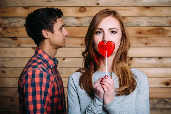 Amoureux Heureux Jour Saint Valentin Avec Des Bonbons — Photo