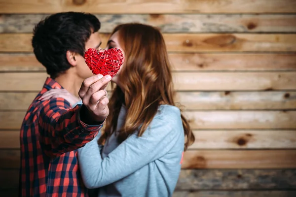 Les Amoureux Embrassent Cachés Derrière Saint Valentin — Photo