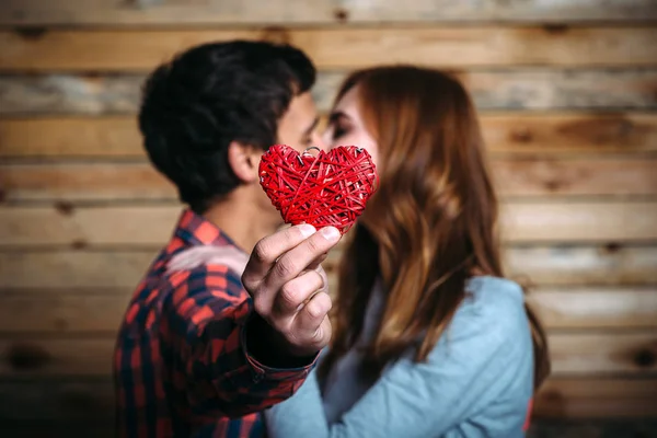 Les Amoureux Embrassent Derrière Valentine — Photo