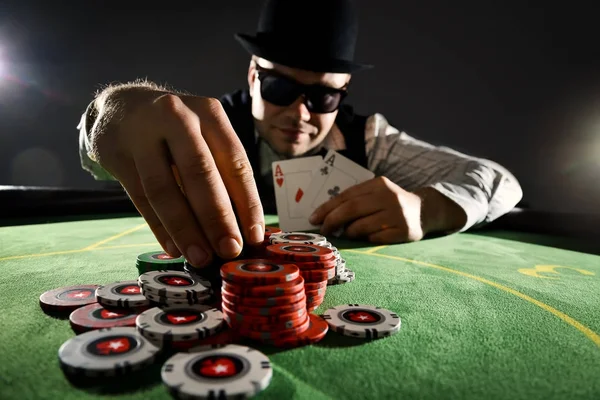 Hráč Vsází Pokeru — Stock fotografie