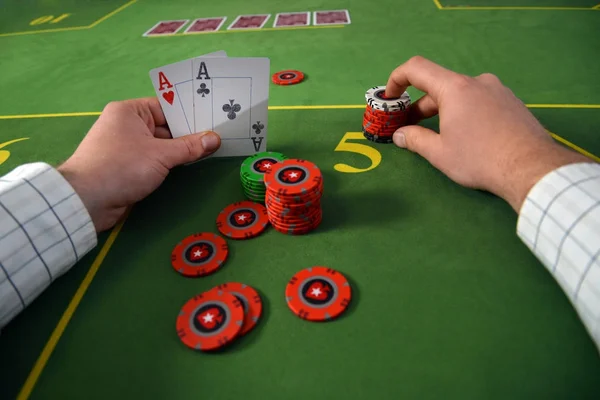 Hráč Hraje Poker Dvěma Esa — Stock fotografie