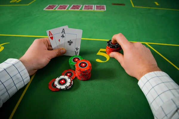 Dvě Esa Rukou Hráče Pokeru — Stock fotografie