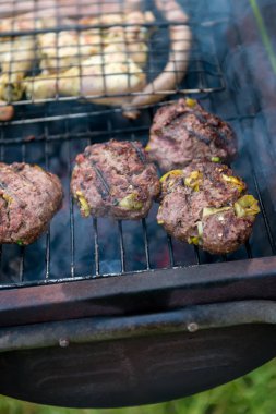 Izgarada hamburgerler için kızarmış köfte.