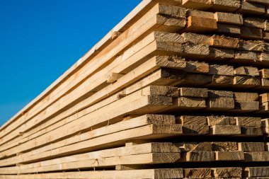 Üst üste yığılmış tahtalar