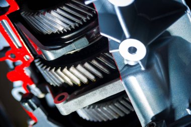 Motorun detayları. Büyük dişliler kapanır