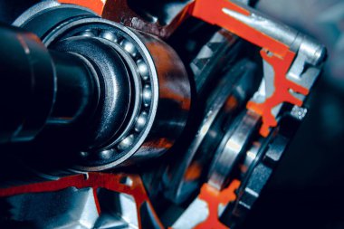 Arabanın motorunun bir parçası. Büyük rulmanlar