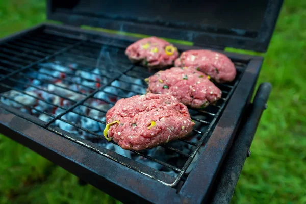 Hambúrgueres Caseiros Grelhador Costeletas Carne Crua Com Pimenta — Fotografia de Stock