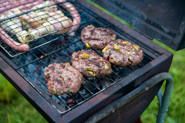 Hambúrgueres Caseiros Grelha Com Salsichas Frango — Fotografia de Stock