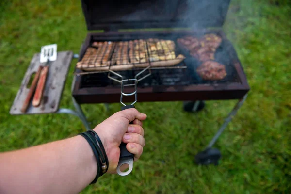 Etle ızgara yapmak için elinizi tutun.