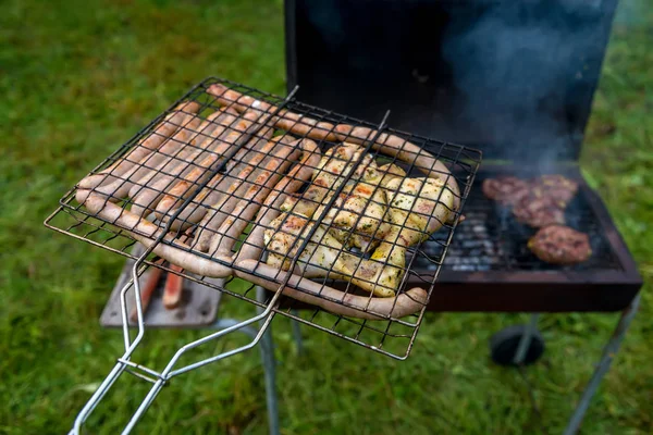 Grade Para Grelhar Com Carne Frango Salsichas Fundo Churrasco — Fotografia de Stock