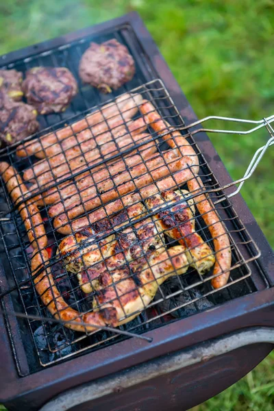 Kuřecí Klobásy Hamburgery Grilované Venku Grilu — Stock fotografie