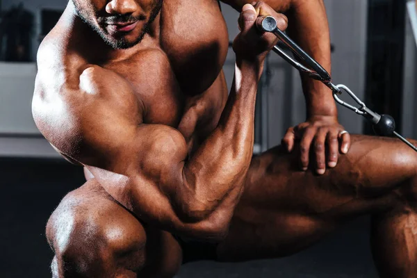 Atleta africano en el gimnasio — Foto de Stock