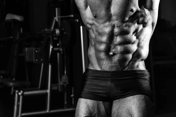 Los músculos abdominales muestran a un joven atleta — Foto de Stock