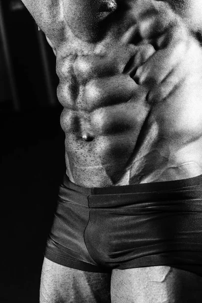 Atleta mostra músculos abdominais — Fotografia de Stock