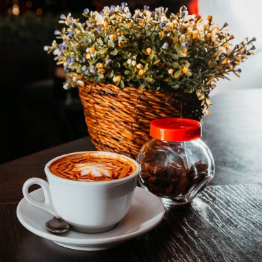 Bir kafede kapuçino fincan