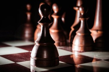 Klasik satranç. Siyah oyun