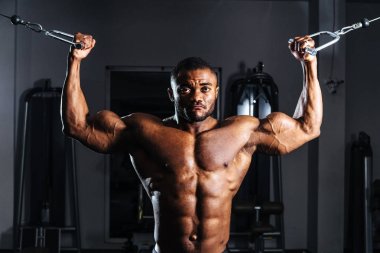 Afrikalı atlet spor salonunda