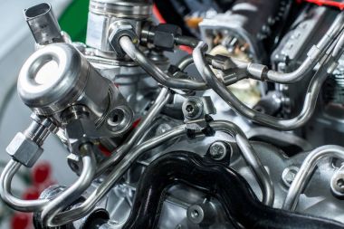 Arabada motor parçası