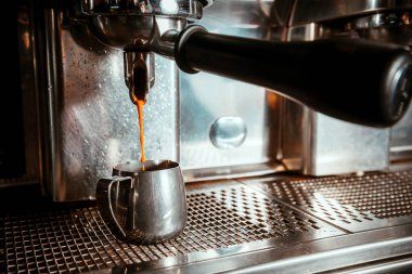 Kahve dükkanındaki profesyonel kahve makinesi.