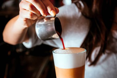 Barista latte yakın çekim yapar