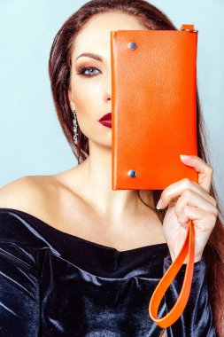 Genç çekici kadın trendy kırmızı deri debriyaj ile poz