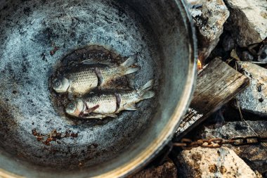 Balık ateşte kızarılır.