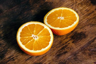 Vintage eski ahşap masanın üzerine portakal kesilmiş