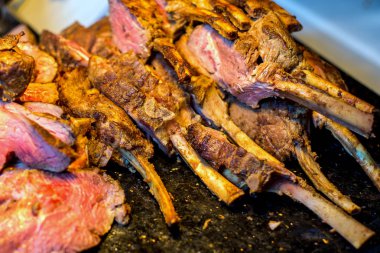 Kemik üzerinde ızgara et parçaları
