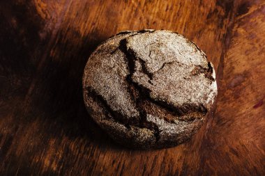 Ekmek tahıl ahşap bir masa üzerinde