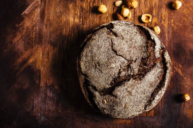 Ekmek ve ahşap bir masa üzerinde fındık