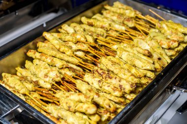 Büyük bir tepsi üzerinde tavuk kebabı