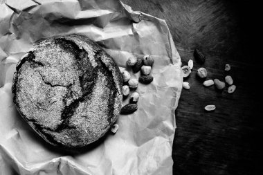 Ekmek ve ahşap bir masa üzerinde fındık