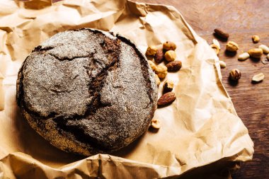 Mısır ev yapımı ekmek ve bir ahşap masa vintage fındık