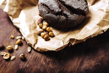 Mısır ev yapımı ekmek ve bir ahşap masa vintage fındık