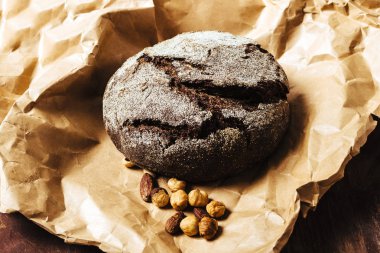 Ekmek ve ahşap bir masa üzerinde fındık