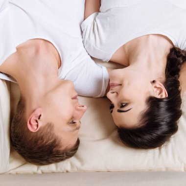 Aşık kanepe üstten görünüm üzerinde yalan