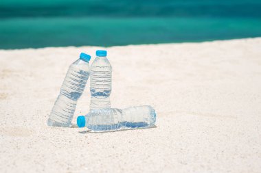 Sahilde sıcak bir günde şişe su
